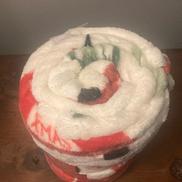 NWT- Super Soft- Cream w/ Red Farmtrucks & Christmas Trees Throw Blanket 50x60 - Picture 8 of 17